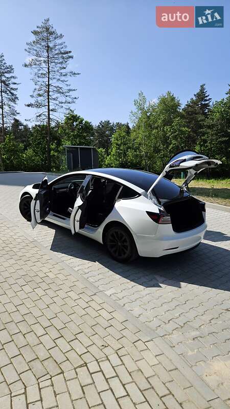 Седан Tesla Model 3 2021 в Новояворовске