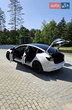 Седан Tesla Model 3 2021 в 