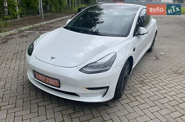 Седан Tesla Model 3 2022 в 