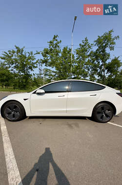 Седан Tesla Model 3 2022 в 