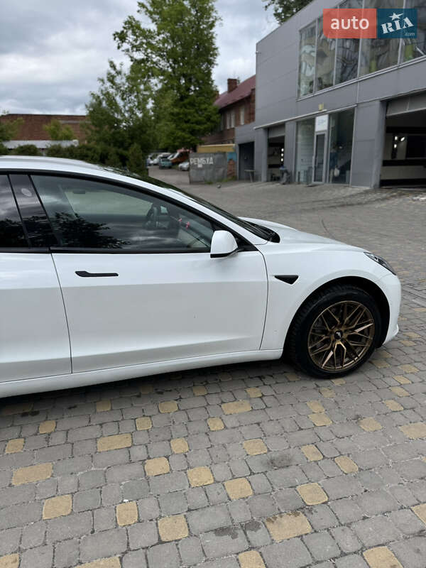 Седан Tesla Model 3 2022 в Львове