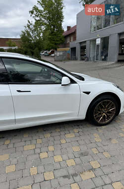 Седан Tesla Model 3 2022 в 