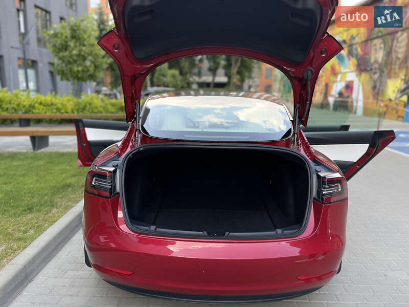Седан Tesla Model 3 2019 в Львові