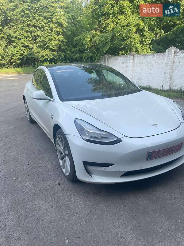 Седан Tesla Model 3 2019 в Березному