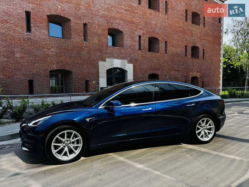 Седан Tesla Model 3 2018 в Львове
