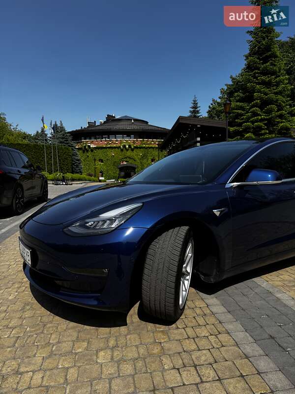 Седан Tesla Model 3 2018 в Львове