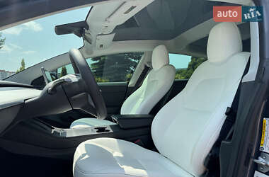 Седан Tesla Model 3 2022 в 
