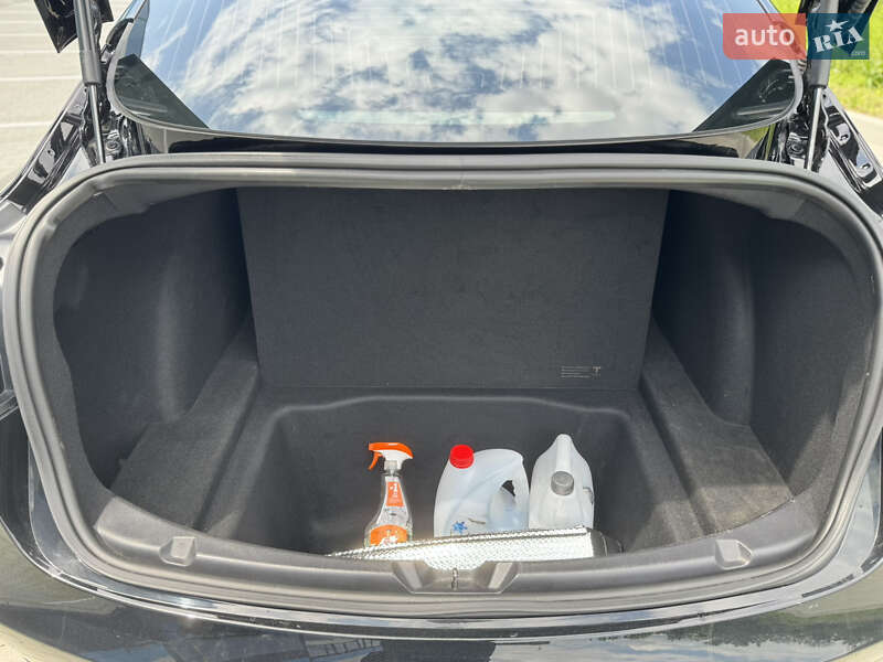 Седан Tesla Model 3 2019 в Львове