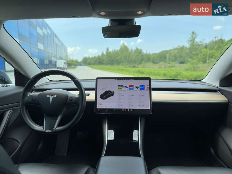 Седан Tesla Model 3 2019 в Львове