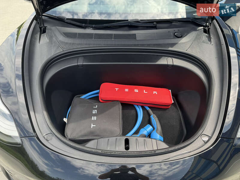 Седан Tesla Model 3 2019 в Львове