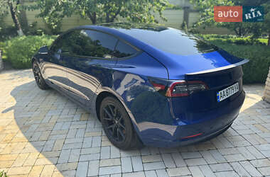 Седан Tesla Model 3 2022 в 