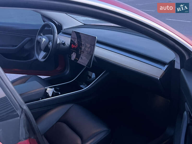 Седан Tesla Model 3 2020 в Львове