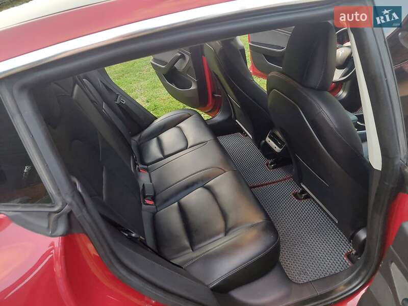 Седан Tesla Model 3 2019 в Ужгороде