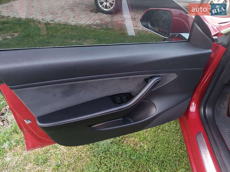Седан Tesla Model 3 2019 в Ужгороде