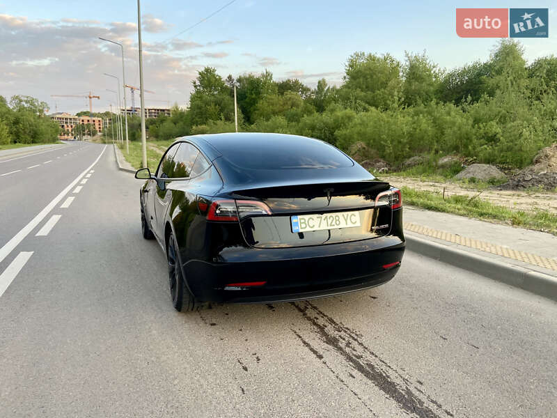 Седан Tesla Model 3 2023 в Львове