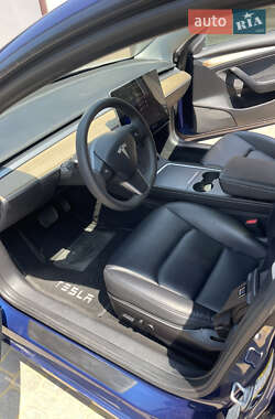 Седан Tesla Model 3 2022 в 