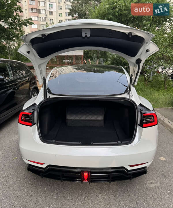 Седан Tesla Model 3 2021 в Киеве