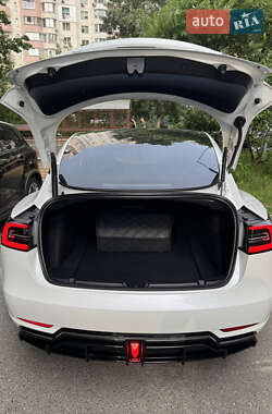 Седан Tesla Model 3 2021 в 