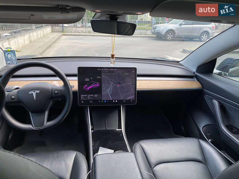 Седан Tesla Model 3 2020 в Львове
