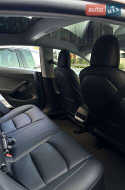 Седан Tesla Model 3 2022 в 