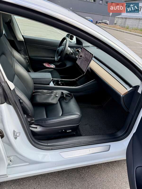 Седан Tesla Model 3 2020 в Киеве