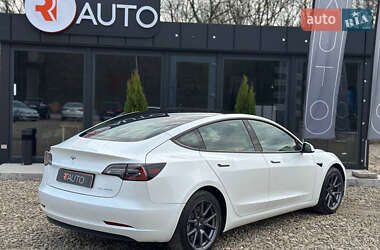 Седан Tesla Model 3 2022 в 
