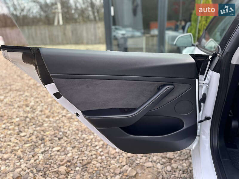 Седан Tesla Model 3 2022 в Львове