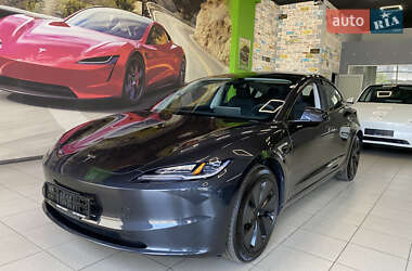 Седан Tesla Model 3 2024 в 