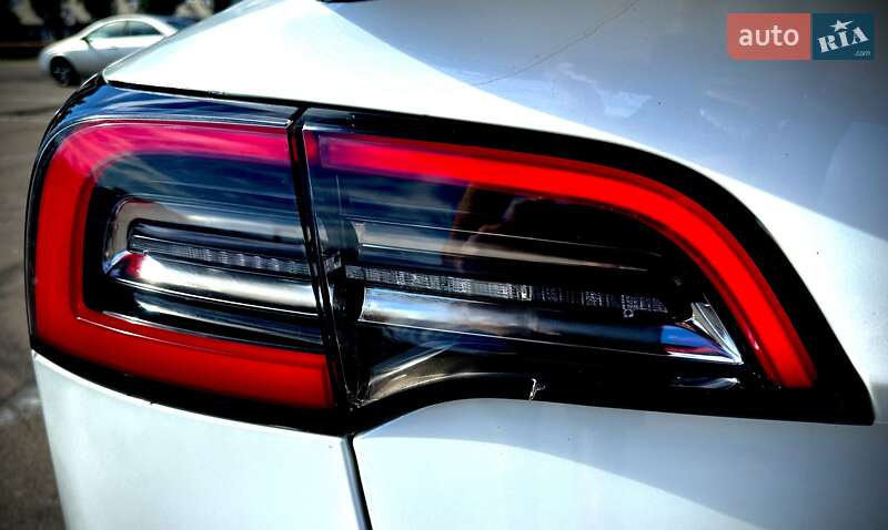 Седан Tesla Model 3 2020 в Києві