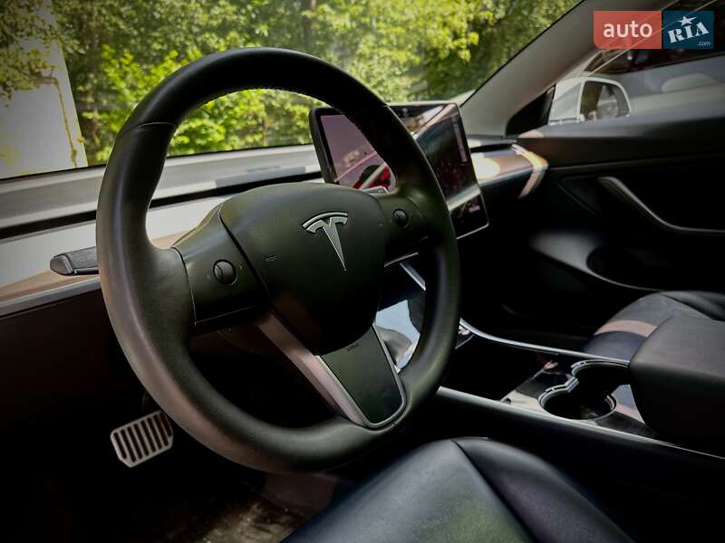 Седан Tesla Model 3 2020 в Києві
