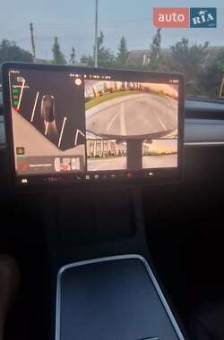Седан Tesla Model 3 2023 в 