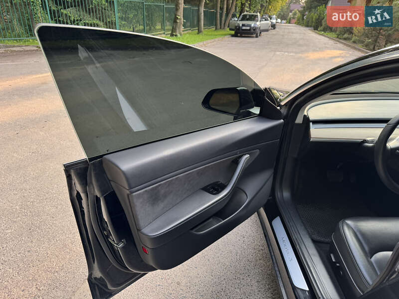 Седан Tesla Model 3 2019 в Львові
