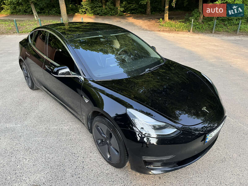Седан Tesla Model 3 2019 в Львові