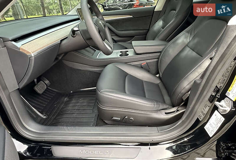 Седан Tesla Model 3 2023 в Івано-Франківську