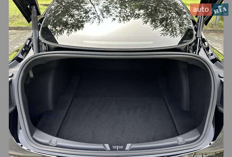 Седан Tesla Model 3 2023 в Івано-Франківську