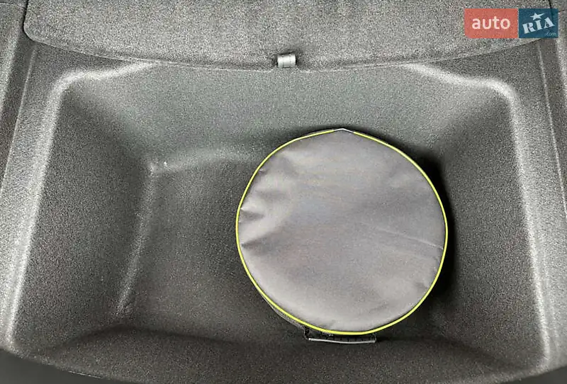 Седан Tesla Model 3 2023 в 