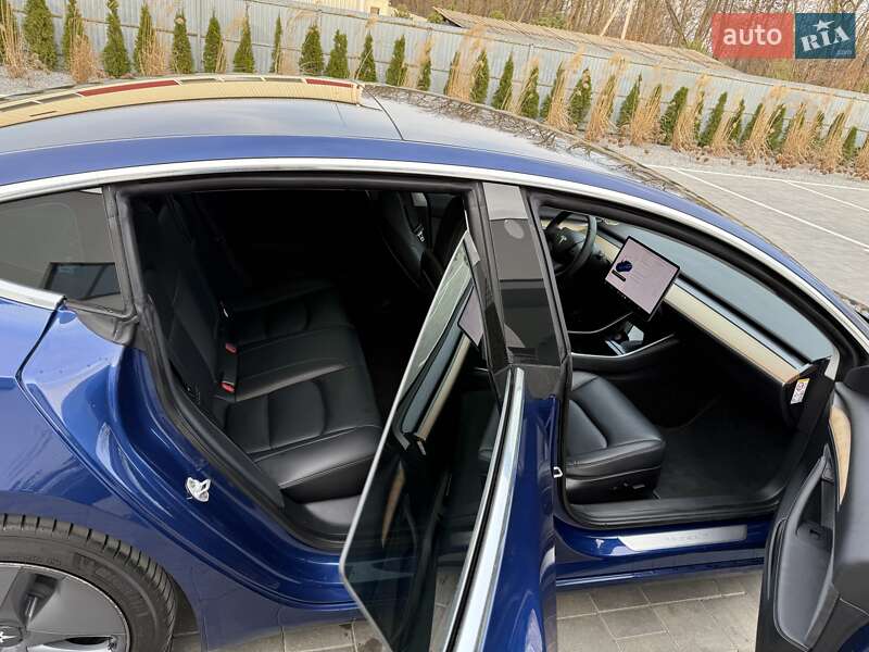 Седан Tesla Model 3 2019 в Луцке