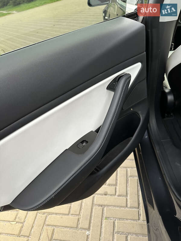 Седан Tesla Model 3 2019 в Прилуках