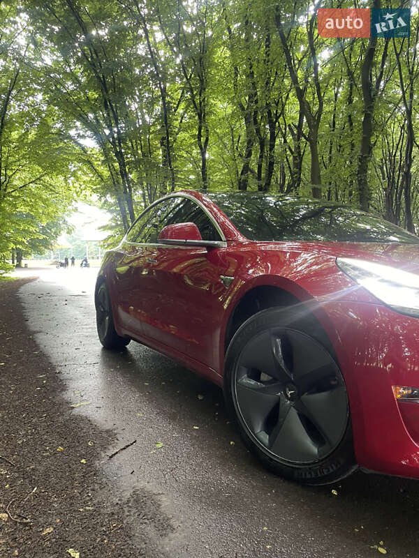 Седан Tesla Model 3 2018 в Львове