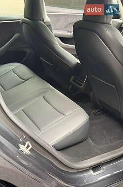 Седан Tesla Model 3 2024 в 