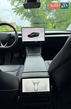 Седан Tesla Model 3 2024 в 