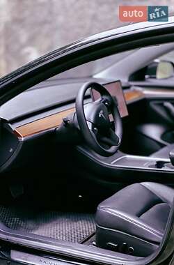Седан Tesla Model 3 2022 в 