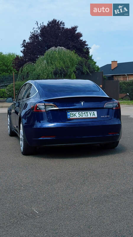 Седан Tesla Model 3 2019 в Володимирі