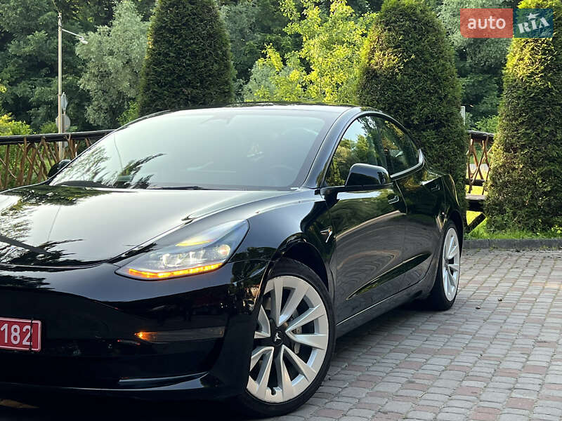 Седан Tesla Model 3 2022 в Дрогобыче