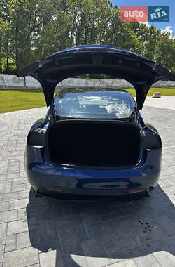 Седан Tesla Model 3 2024 в 