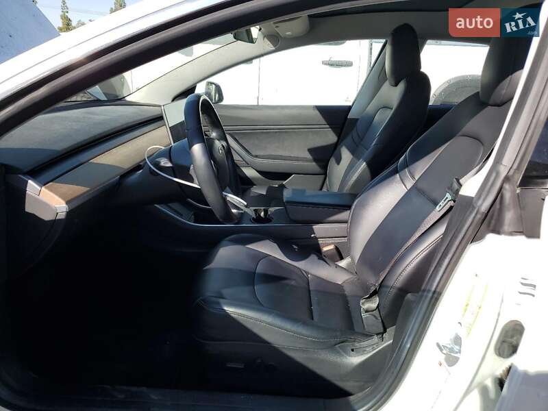 Седан Tesla Model 3 2018 в Львове