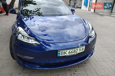 Седан Tesla Model 3 2021 в 