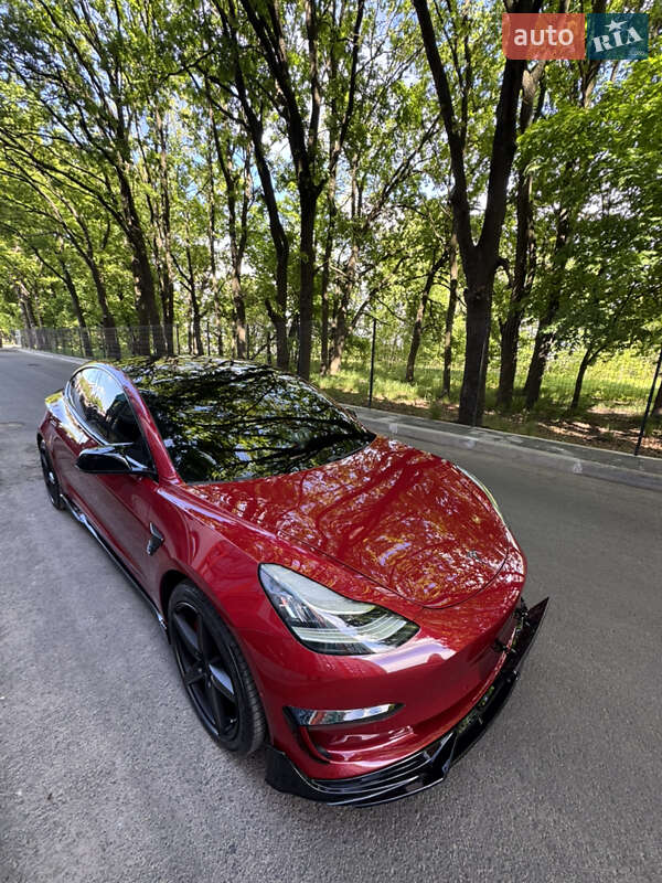 Седан Tesla Model 3 2018 в Чернигове