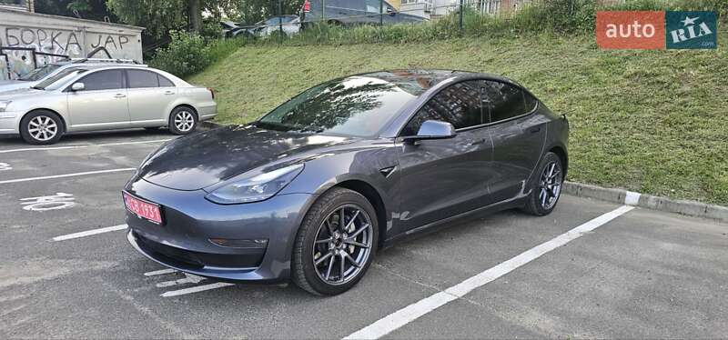 Седан Tesla Model 3 2023 в 