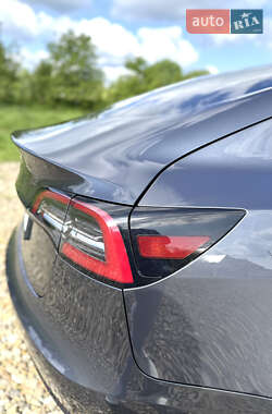Седан Tesla Model 3 2022 в 